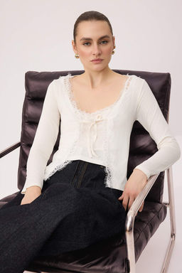 Ekru 2li Regular/Normal Kal?p V Yaka Dantel Detayl? Yumusak Orme Bluz TWOSS26BZ00718