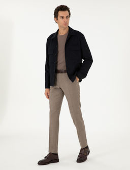 Брюки из светло-коричневой ткани узкого кроя