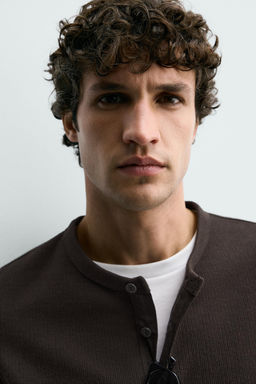 CAMISETA ESTRUCTURA CUELLO PANADERO / Chocolate