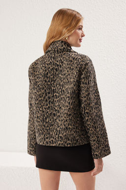 Trendyolmilla Cok Renkli Leopar Desenli Kruvaze Oversize K?sa Kaban TWOSS25KB00002  фото 5