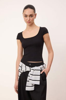 Siyah Fitted Kare Yaka K?sa Kollu Crop Fitilli Esnek Orme Bluz TWOSS26BZ00155 - Trendyolmilla фото 4