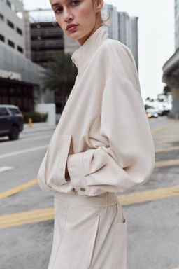 CAZADORA BOMBER CUELLO SUBIDO / Crudo