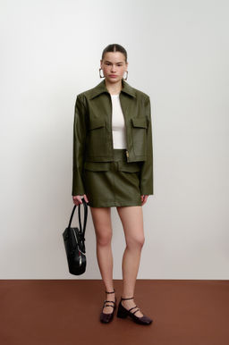 Куртка укороченная из экокожи с накладными карманами