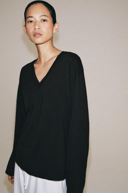 CAMISETA ESCOTE PICO ALGOD?N / Negro - Zara фото 2