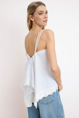 Beyaz Bedeni Arkadan Ayarlanabilir Brode Detayl? Dokuma Bluz TWOSS26BZ00418