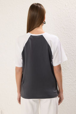 TRENDYOLMILLA Antrasit %100 Pamuk Renk Bloklu Sloganl? Relaxed/Rahat Kesim Orme T-Shirt TWOSS24TS00134 фото 4