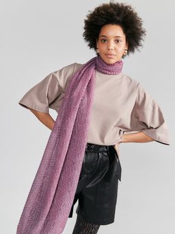 \Большой,красивый палантин, выполненный из гофрированной ткани и украшенный тонкими нитями люрекса. - Tantino фото 3