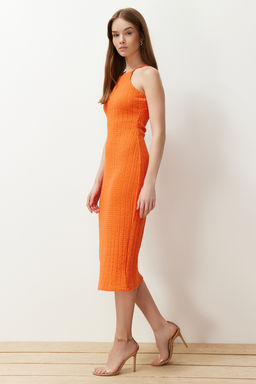 TRENDYOLMILLA Turuncu Triko Gorunumlu Shift/Duz Kesim Halter Yaka Midi Esnek Orme Kalem Elbise TWOSS24EL00594