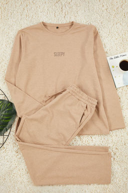 TRENDYOL MAN Haki Slogan Bask?l? Regular Fit 2 iplik Orme Pijama Tak?m? TMNAW23PT00007
