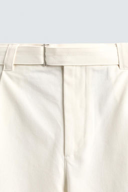 BERMUDA RELAXED FIT PLIEGUES CINTUR?N / Blanco roto