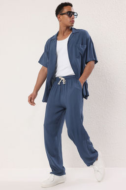 TRENDYOL MAN Lacivert More Sustainable Dokumlu Viskon Yazl?k Rahat Kal?p Pantolon TMNSS25PL00004