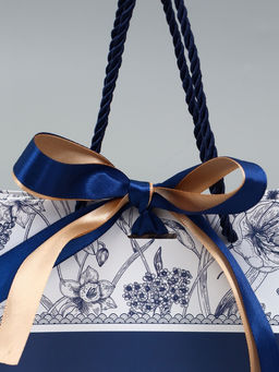 Пакет подарочный "Цветы", с бантом, 19 х 15 х 7 см