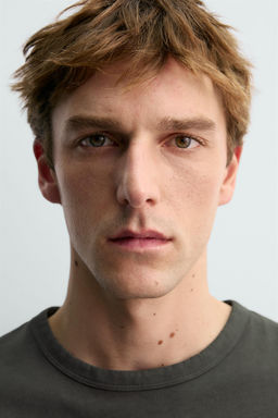 CAMISETA BOLSILLO AARON LEVINE X ZARA / Gris antracita  фото 5