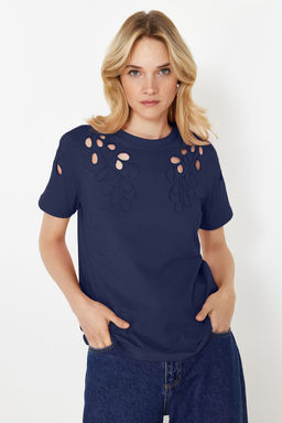 TRENDYOLMILLA Siyah Brode Nak?sl? Basic/Regular Kal?p Orme T-Shirt TWOSS24TS00069  фото 2