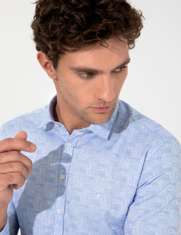 Синяя зауженная рубашка с длинным рукавом