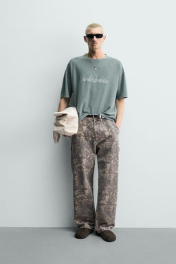 CAMISETA PUNTO TEXTO ESTAMPADO SPRAY / verde lavado