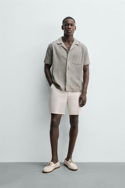 CAMISA REGULAR FIT ESTRUCTURA SEERSUCKER / Crudo / Verde