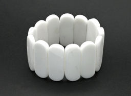 Браслет сегмент 34*13мм из агата белого имитация Радуга камня