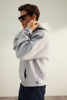 TRENDYOL MAN Siyah Kapusonlu Oversize/Genis Kesim Nak?sl? Etiketli Yumusak Kumas Sweatshirt TMNAW24SW00031 - Trendyolmilla фото 13