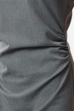 TRENDYOLMILLA Gri Duz Vucudu Saran Mini Drape Detayl? Dokuma Elbise TWOAW25EL00541  фото 12