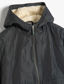 Пальто с капюшоном для мальчика на флисовой подкладке с карманом на молнии и детальным описанием