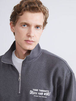 Dik Yaka Bask?l? Erkek Sweatshirt