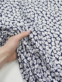 Штапель Цветочная кадриль (белые цветы на чернильном), СОРТ2, ш.1.43м, вискоза-100%, 90гр/м.кв - Купава фото 3