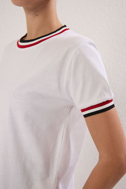TRENDYOLMILLA Beyaz Regular/Normal Kesim Yaka ve Kol Serit Aksesuar Detayl? Orme T-Shirt TWOSS25TS00168 фото 3