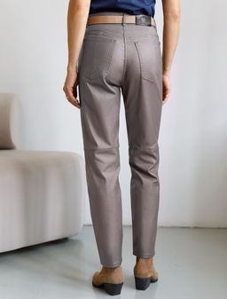Брюки mom fit из эластичного хлопка с покрытием под кожу - Vilatte фото 3