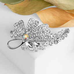 Брошь «Цветочная сирень», цвет белый в серебре