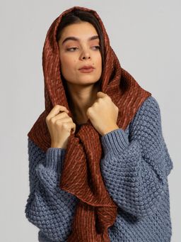 Большой,красивый палантин, выполненный из гофрированной ткани и украшенный тонкими нитями люрекса