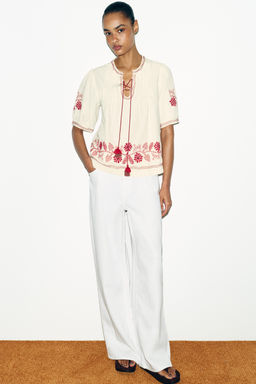 BLUSA BORDADOS BORLAS / Blanco