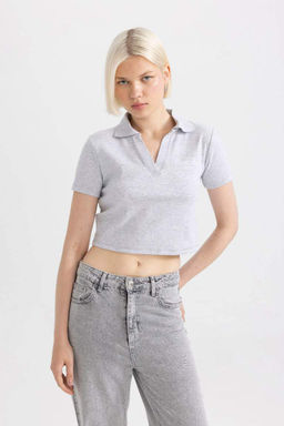 Приталенная футболка с короткими рукавами и воротником-поло с принтом