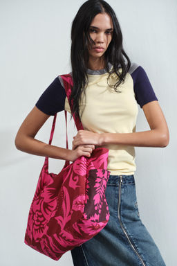 MAXI BOLSA ESTAMPADO FLORES / Fucsia
