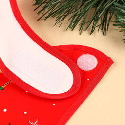 Нагрудник для кормления новогодний Крошка Я Любимый подарочек, непромокаемый на липучке, с карманом  фото 2