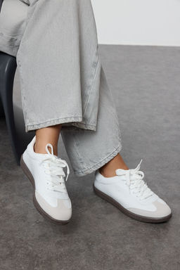 Beyaz Retro Bagc?kl? Kad?n Spor Ayakkab?
TAKAW25SN00005