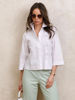 Блузка с декоративными цветами