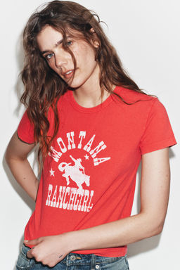 CAMISETA TEXTO DELANTERO / Rojo