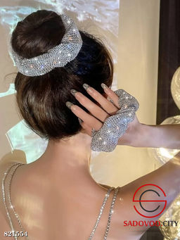 Женская резинка со стразами