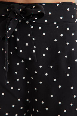 Siyah Rahat Kesim Kusakl? Puantiyeli Sort & Bermuda TWOSS25SR00008