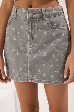 TRENDYOLMILLA Gri Cicek Desenli Normal Bel Mini Denim Balon Etek TWOSS25ET00161 фото 3