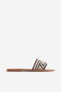 Sandalias de piel con cuentas