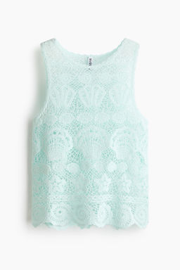 Top efecto crochet con motivos decorativos