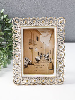 Фоторамка полистоун 10х15 см "Тюльпаны и жгуты" белая с золотом 15,5х1,5х20,5 см