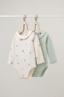 К 6539-2уп/зайчата на полянке,голубика и цветы набор полукомбинезон (боди) яс