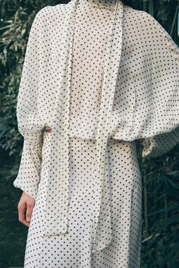 BLUSA LUNARES ZW COLLECTION / Blanco / Negro - Zara фото 4