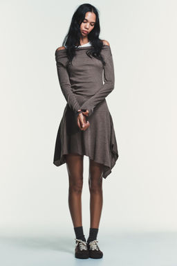 VESTIDO CORTO ASIM?TRICO / Marr?n vigor?