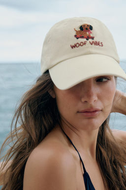 GORRA SARGA BORDADOS PERRO / Crudo