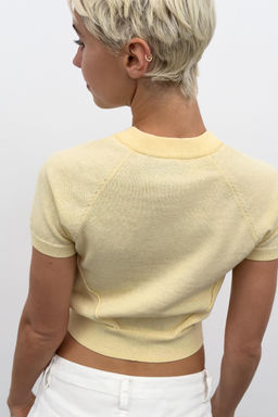 TOP MANGA CORTA PUNTO CUELLO PICO / Amarillo claro