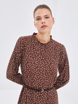 Dik Yaka Beli Kemerli Desenli Elbise